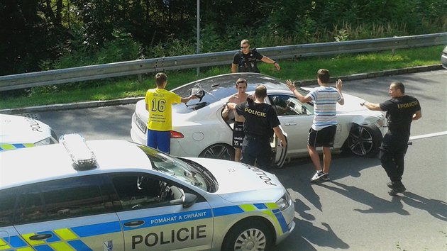 Ostravt policist nahnli mladky ujdjc v luxusnm Jaguaru. Dostihli je pod Landekem.