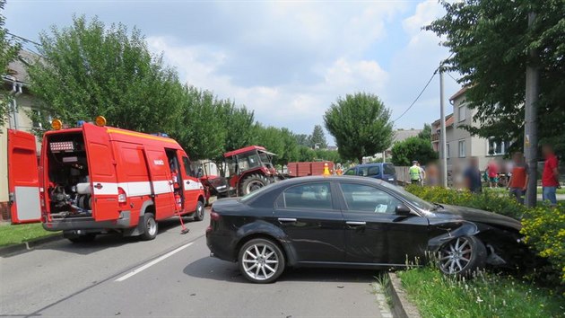 Osobn auto se ve Smricch pi pedjdn srazilo s odboujcm traktorem a pot jet dalm autem. Nakonec porazilo lampu, kter zranila prochzejc chodkyni.