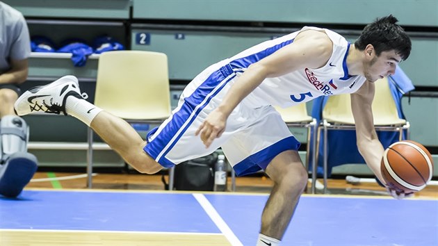 esk juniorsk reprezentant Marek Mare ztrc m v duelu se Slovinskem.