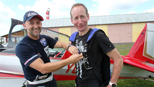 Akrobatick pilot Petr Kopfstein (vlevo) vzal do kokpitu svho letadlo bce na lych Luke Bauera.