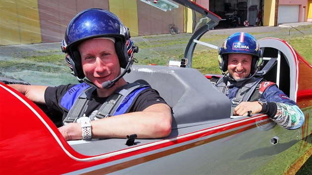 Lya Luk Bauer se fotografuje pi sv premie v akrobatickm letadle, kter pilotuje Petr Kopfstein.