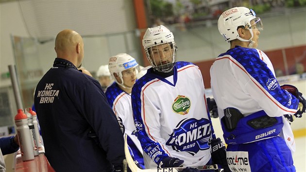 Momentka z trninku hokejist Komety Brno pod dohledem majitele klubu a hlavnho trenra Libora Zbranskho.