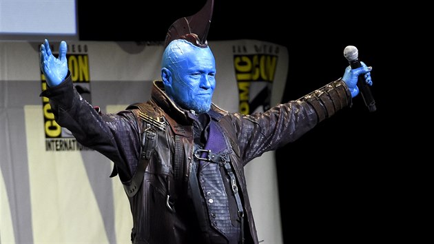 Zbr z letonho Comic-conu. Michael Rooker zdrav publikum na pedstaven pokraovn Strc galaxie (23. ervence 2016).