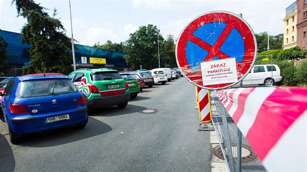 Oprava horkovodu uzave od 1. srpna 2016 posledn bezplatn parkovit v centru Hradce Krlov. V z tam vyrostou parkovac automaty.