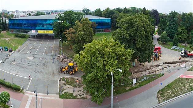 Oprava horkovodu uzave od 1. srpna 2016 posledn bezplatn parkovit v centru Hradce Krlov. V z tam vyrostou parkovac automaty.