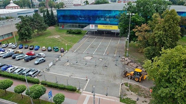 Oprava horkovodu uzave od 1. srpna 2016 posledn bezplatn parkovit v centru Hradce Krlov. V z tam vyrostou parkovac automaty.
