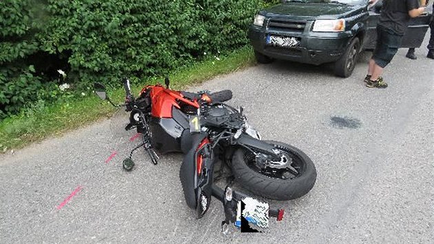 Motocyklista se lehce zranil ve Zli na Nchodsku (26.7.2016).