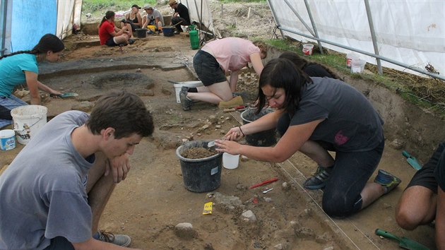 Archeologov se studenty z nkolika univerzit zachrauj naruen mohylov pohebit z doby bronzov u Vodrad na Rychnovsku.