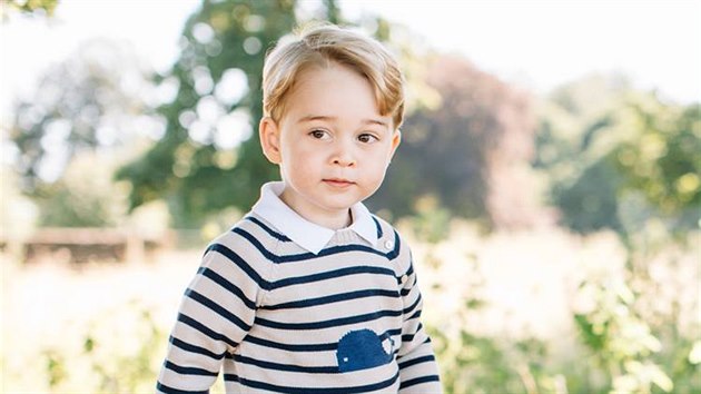 William a Kate ukzali nov fotky prince George (22. ervence 2016).