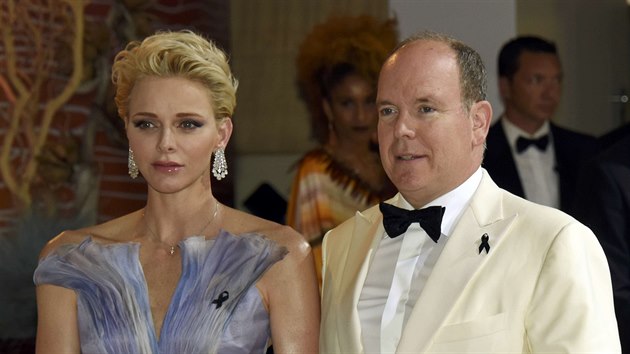 Monack kne Albert II. a jeho manelka Charlene na Red Cross Gala (Monte Carlo, 23. ervence 2016)