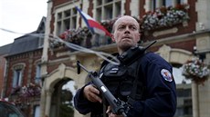 Policie hlídkuje v Saint-Etienne-du -Rouvray, kde dva útoníci pepadli kostel...
