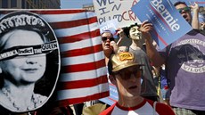 Demonstrace příznivců Bernieho Sanderse ve Filadelfii před začátkem... Demonstrace příznivců Bernieho Sanderse ve Filadelfii před začátkem...