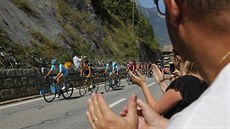 Fanouci povzbuzují cyklisty bhem sedmnácté etapy Tour de France.