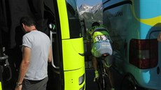 Vmstnán do kvíry mezi autobusy tým Tinkoff a Astana se Roman Kreuziger na...