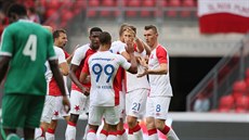 Fotbalisté Slavie slaví branku Milana kody (druhý zprava).