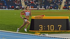 V AKCI. Sprinterka Zdeňka Seidlová probíhá před světelnou tabulí a míří k... V AKCI. Sprinterka Zdeňka Seidlová probíhá před světelnou tabulí a míří k...