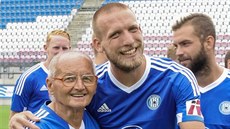 Ve svém dresu se s olomouckým týmem přišel vyfotit i pan Hudec (na snímku),... Ve svém dresu se s olomouckým týmem přišel vyfotit i pan Hudec (na snímku),...