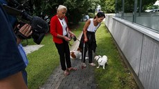 Kolemjdoucí a televizní táb obhlíejí místo, kde se zastelil útoník z...