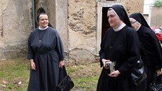 Milosrdné sestry míí na mi do kostela sv. Anny v Palii, který obnovuje...