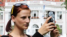 Dívka se vypravila za pokémony do karlovarských Smetanových sadů. Fenomén... Dívka se vypravila za pokémony do karlovarských Smetanových sadů. Fenomén...