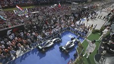 Lewis Hamilton slaví vítzství na Hungaroringu.