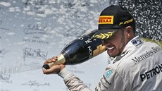 Lewis Hamilton slaví vítzství na Hungaroringu.