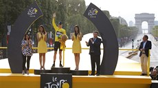 LUTÉ PÓDIUM. Na paíském bulváru Champs-Élysées pevzal Chris Froome...