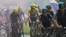 Chris Froome ve lutém dresu se svým týmem Sky bhem dvacáté etapy Tour de...