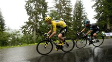 RYCHLE DOL Z KOPCE. Chris Froome sjídí v detivém poasí jeden z kopc.