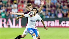 Rumunský fotbalista Steauy Nicolae Stanciu se chrání míč před Martinem Frýdkem... Rumunský fotbalista Steauy Nicolae Stanciu se chrání míč před Martinem Frýdkem...