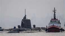 HMS Ambush po střetu s nákladní lodí. Na kapitánské věži je patrné poškození. HMS Ambush po střetu s nákladní lodí. Na kapitánské věži je patrné poškození.