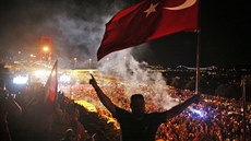 Turecko zaívá po neúspném pokusu o pevrat istku ve kolství