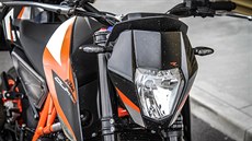 Pímstský ostrý hoch s trochu nervózním projevem. Tak by se dal charakterizovat výkonem nabitý jednoválec KTM Duke 690 R.