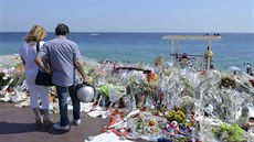 Lidé si pipomínají obti teroristického útoku v Nice (21. ervenec 2016)