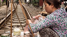 Centrem Hanoje ve Vietnamu projíždí vlak. Centrem Hanoje ve Vietnamu projíždí vlak.