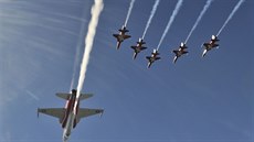 Švýcarská skupina Patrouille Suisse na strojích F-5E Tiger II. Švýcarská skupina Patrouille Suisse na strojích F-5E Tiger II.