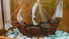 Model lodi Santa Maria, která vyplula v roce 1492 přes Atlantik na západ. Model lodi Santa Maria, která vyplula v roce 1492 přes Atlantik na západ.