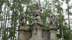 Poškozené Sousoší tří svatých. Vpravo poškozený meč, uprostřed jeho odlomený... Poškozené Sousoší tří svatých. Vpravo poškozený meč, uprostřed jeho odlomený...
