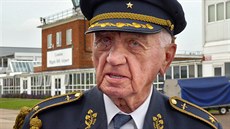 Veterán RAF Emil Boček před svým letem na anglickém letišti Biggin Hill (21.... Veterán RAF Emil Boček před svým letem na anglickém letišti Biggin Hill (21....