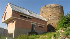 U historické bašty ve Vimperku vyrostly dva nové domy. U historické bašty ve Vimperku vyrostly dva nové domy.