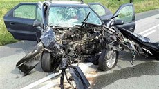 Řidič citröenu dostal smyk a v protisměru čelně narazil do protijedoucího... Řidič citröenu dostal smyk a v protisměru čelně narazil do protijedoucího...