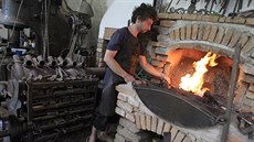 Kovář Daniel Hlobil přestavuje mlýn na cyklostezce mezi Brnem a Bílovicemi nad... Kovář Daniel Hlobil přestavuje mlýn na cyklostezce mezi Brnem a Bílovicemi nad...
