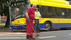 Nehoda autobusu s trolejbusem v Teplicích (21. 7. 2016)