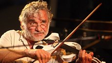 Herec Oldřich Kaiser se teď mnohem raději než v televizi objevuje na hudební... Herec Oldřich Kaiser se teď mnohem raději než v televizi objevuje na hudební...