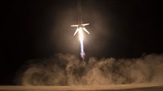 Pistání prvního stupn rakety Falcon po startu zásobovacího letu Dragon CRS-9...