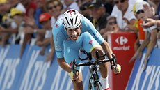 Fabio Aru míí do cíle asovky v 18. etap Tour de France.