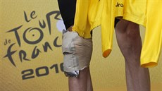 Chris Froome leduje své koleno po pádu v devatenácté etap Tour de France.