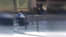 Brusel měl poplach kvůli muži s dráty pod kabátem. Brusel měl poplach kvůli muži s dráty pod kabátem.