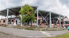 Vyhořelou chatu kryje provizorní střecha. Vyhořelou chatu kryje provizorní střecha.