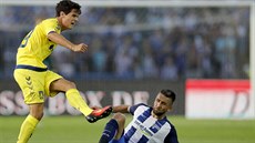 Christian Norgaard (vlevo) z Bröndby Kodaň střílí přes bránícího Vedada... Christian Norgaard (vlevo) z Bröndby Kodaň střílí přes bránícího Vedada...